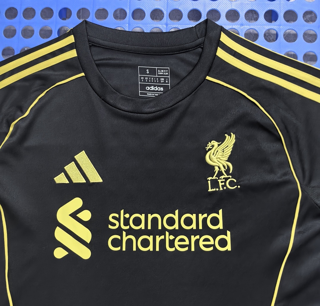 2025 Liverpool Black Training Jersey - immagine 3