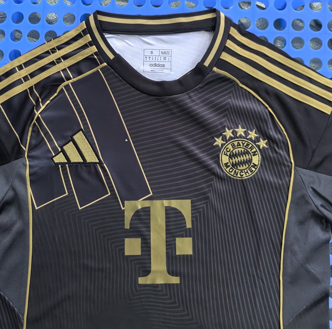 2025 Bayern Black Training Jersey - immagine 3